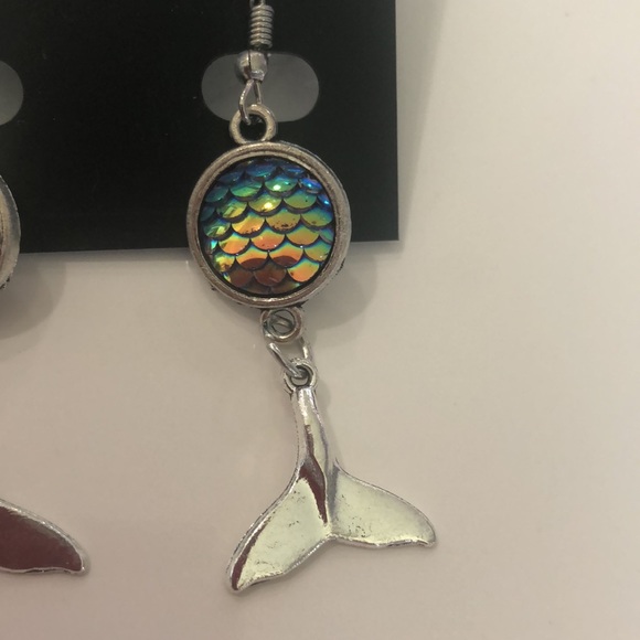 NWOT Silver Tone Mermaid Tails & Scales Pierced Earrings! - Picture 2 of 3